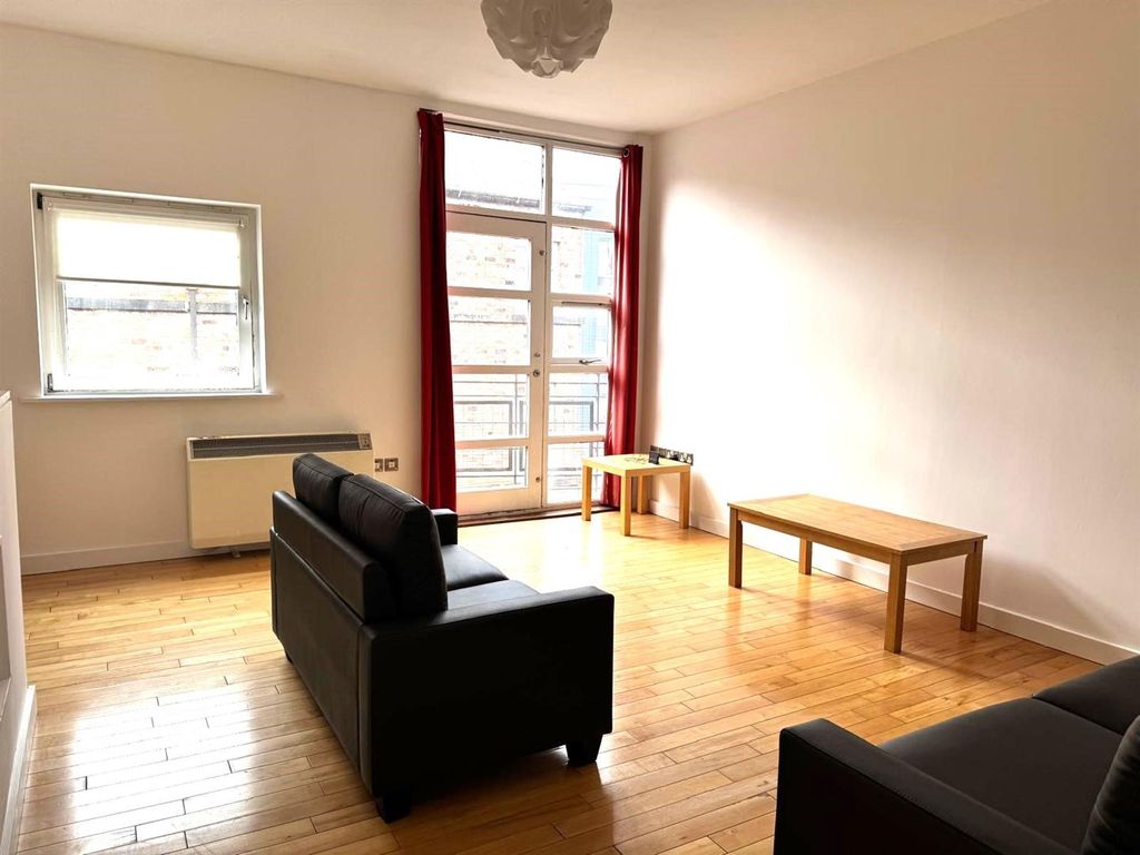 Property photo 3 of 9 4, 1 Henry Street Living Area 2025.Jpg