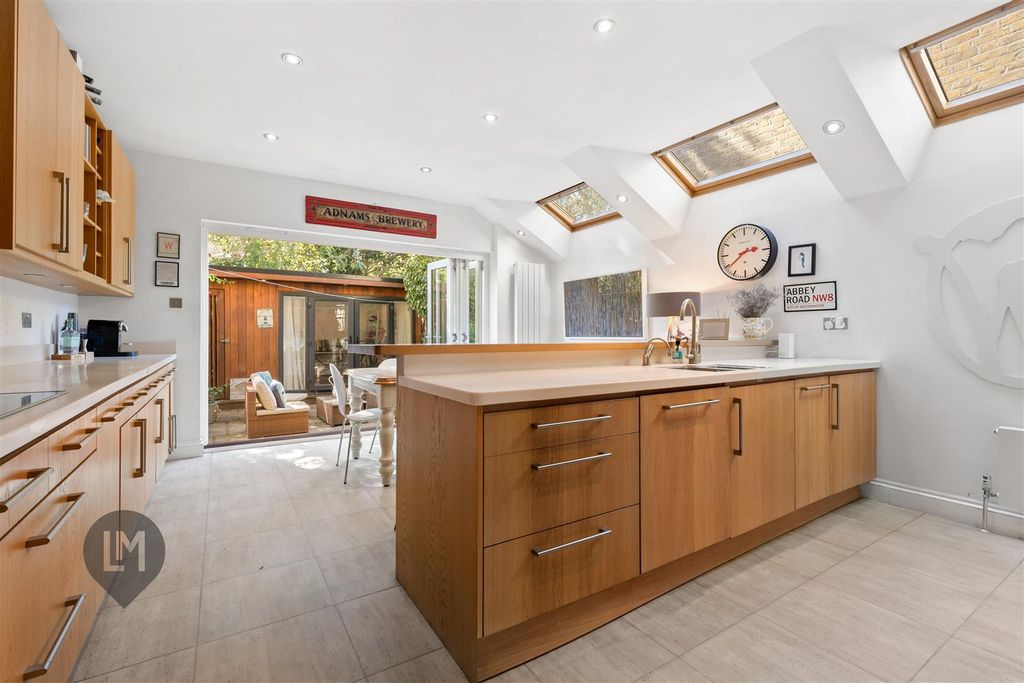 Property photo 3 of 11 Kitchen