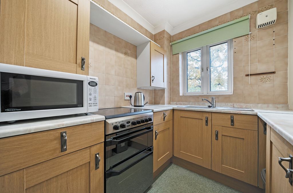 Property photo 2 of 11 Kitchen1