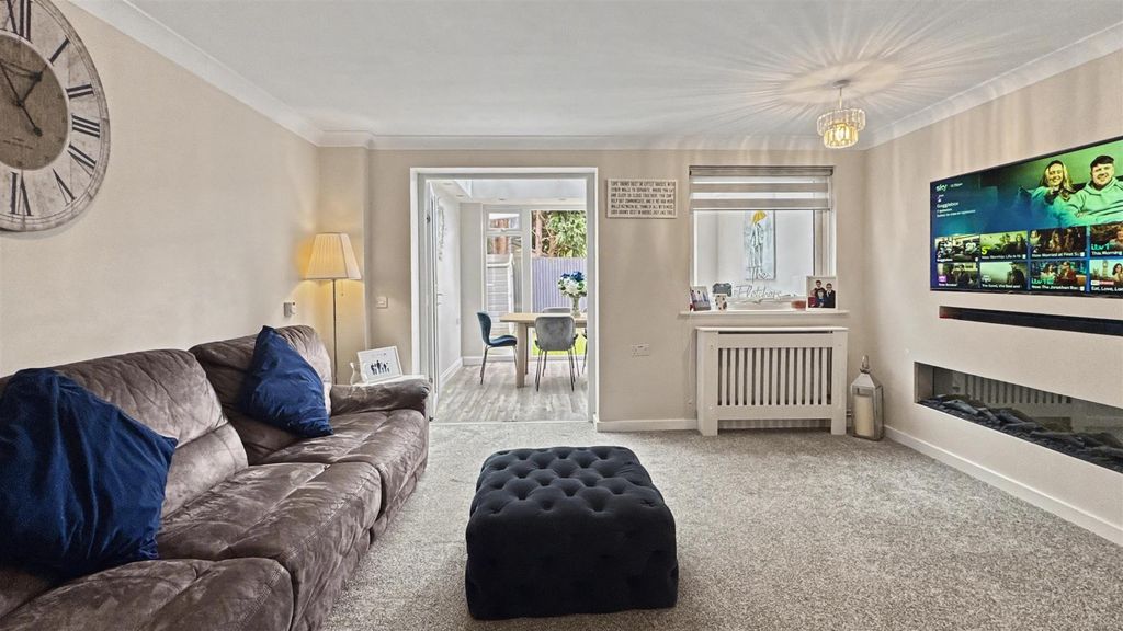 Property photo 3 of 14 Lounge