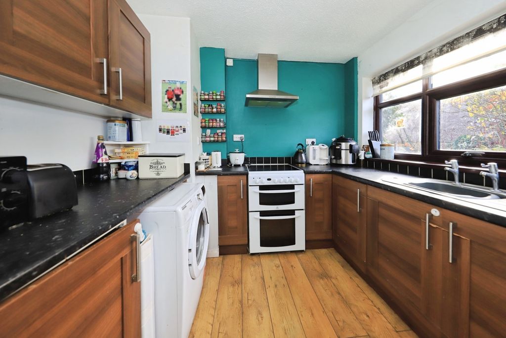 Property photo 3 of 11 Kitchen