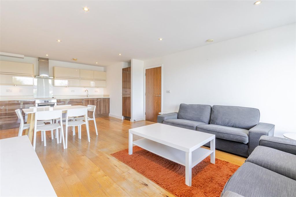 Property photo 2 of 21 Liv Kit.Jpg