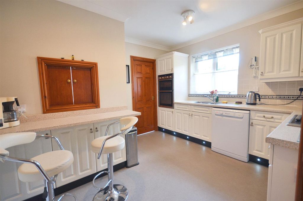 Property photo 3 of 12 Kitchen/Breakfast Room