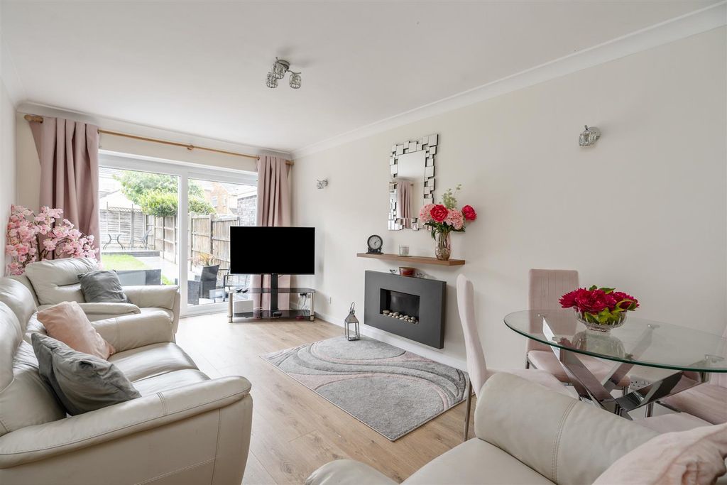 Property photo 2 of 11 45 Leafield Road_1.Jpg