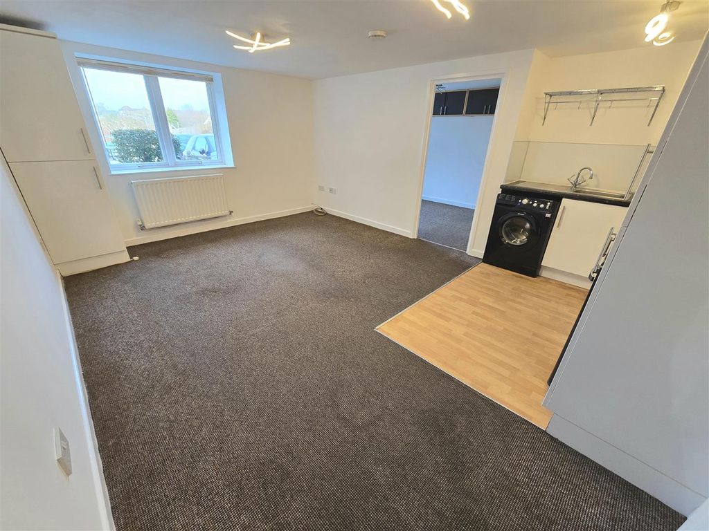 Property photo 2 of 8 Lounge Kitchenette