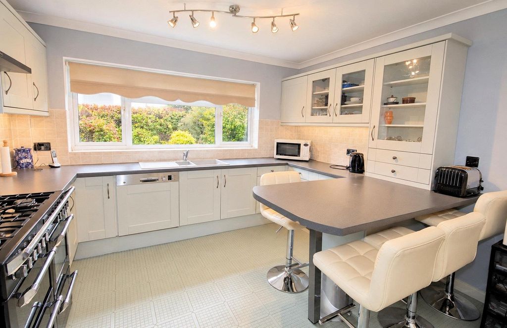 Property photo 2 of 27 Kitchen/Breakfast Room