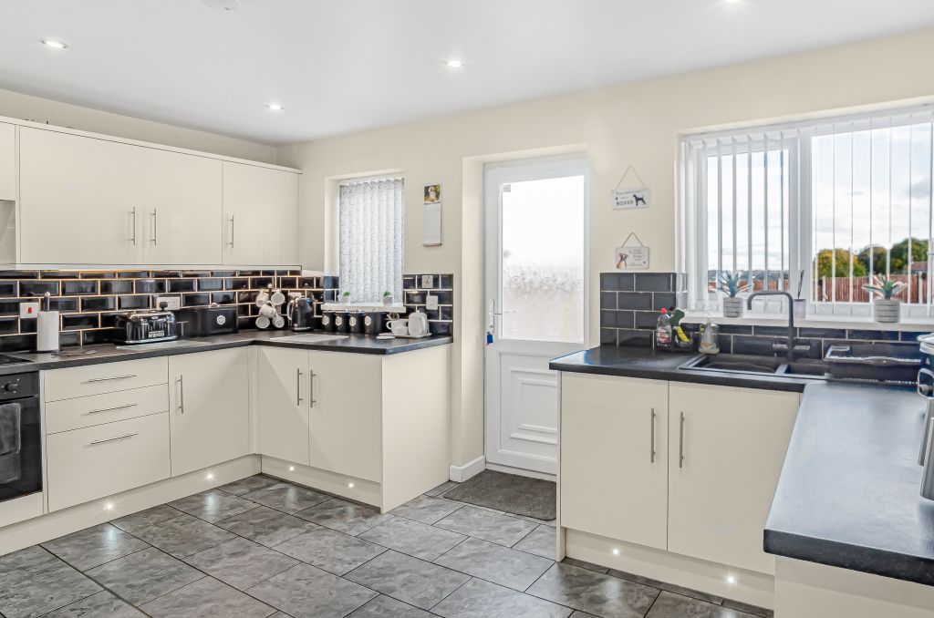 Property photo 2 of 27 Advert (4)