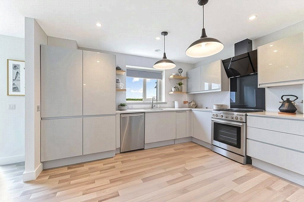 Property photo 3 of 16 Kitchen