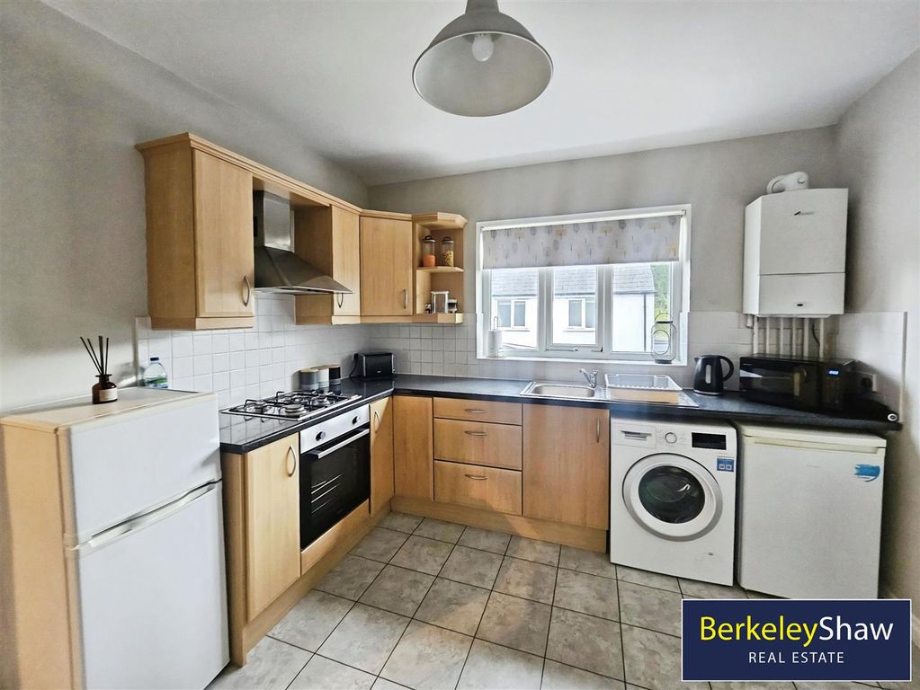 Property photo 3 of 10 Kitchen