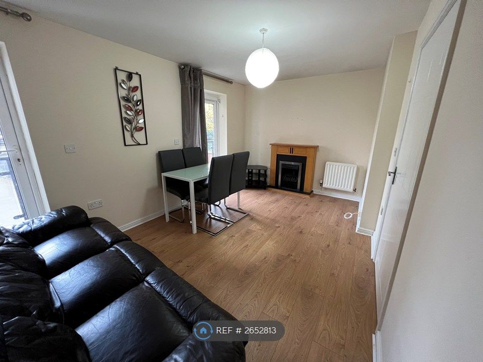 Property photo 3 of 11 Living Room