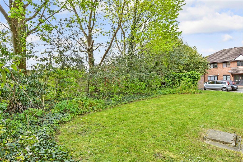 Property photo 1 of 10 Communal Gardens