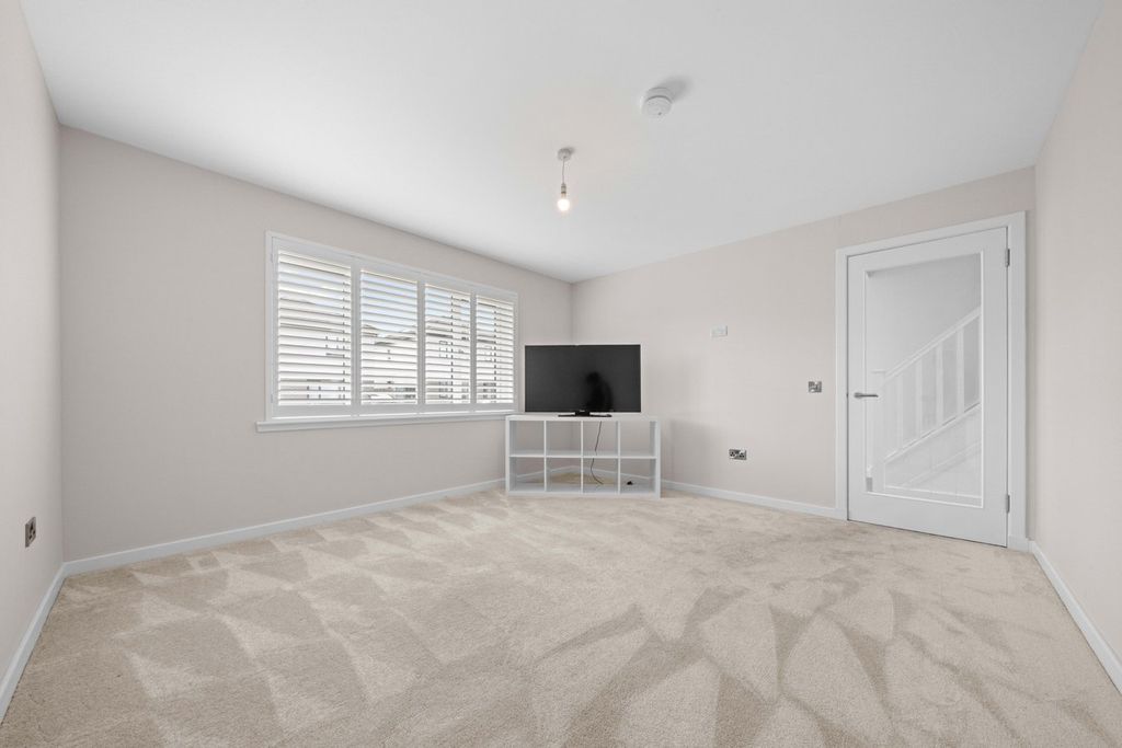 Property photo 2 of 25