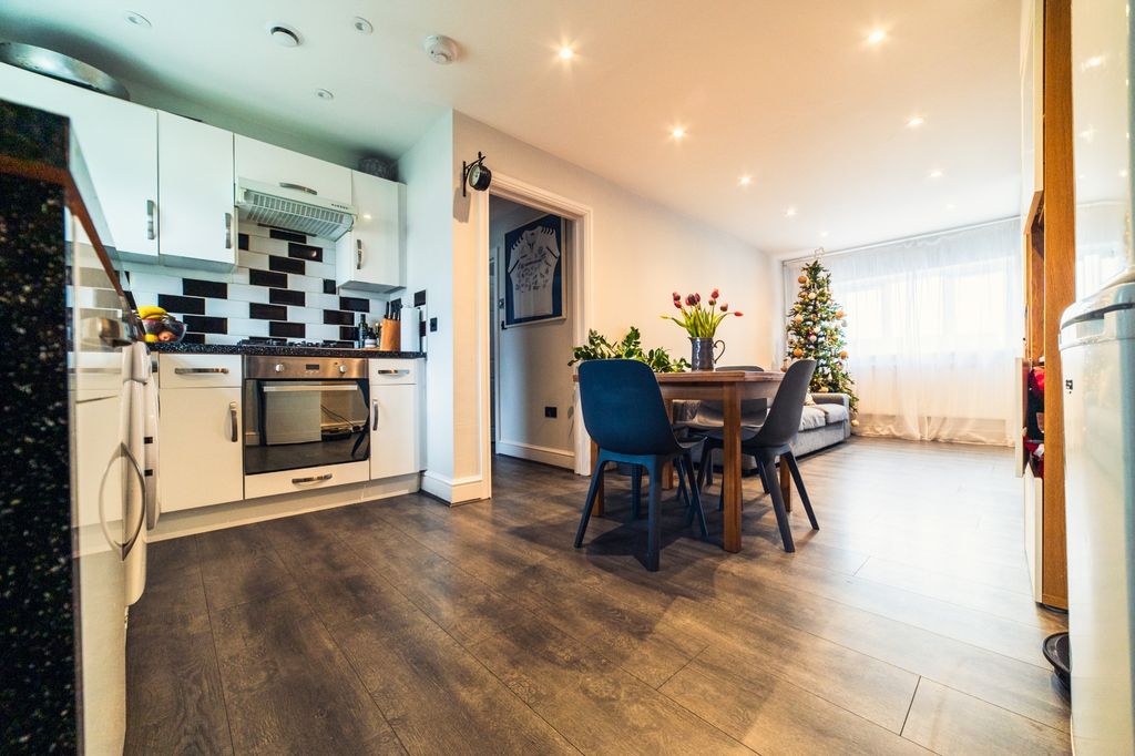 Property photo 2 of 16 Award-Winning Media Team On Every Listing_15