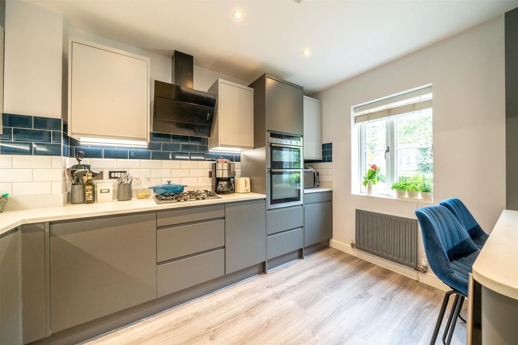 Property photo 3 of 21 Kitchen