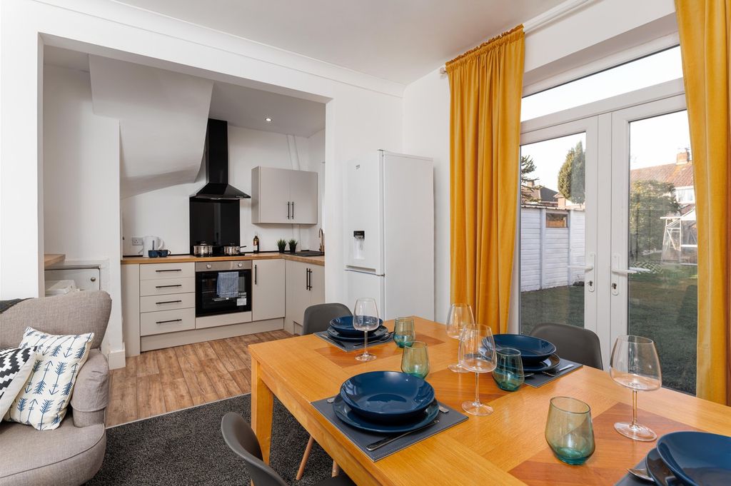 Property photo 2 of 12 Lounge / Diner