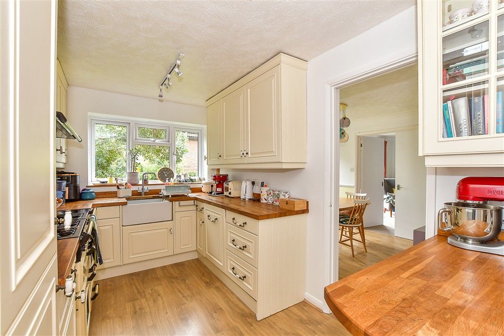 Property photo 3 of 18 Kitchen