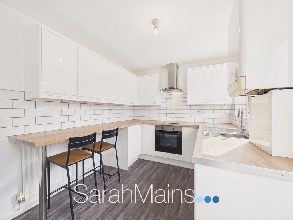 Property photo 3 of 11 Kitchen
