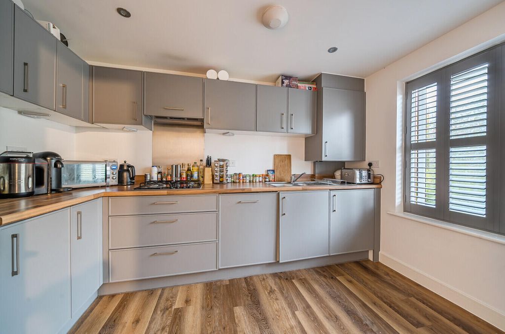 Property photo 3 of 17 Kitchen