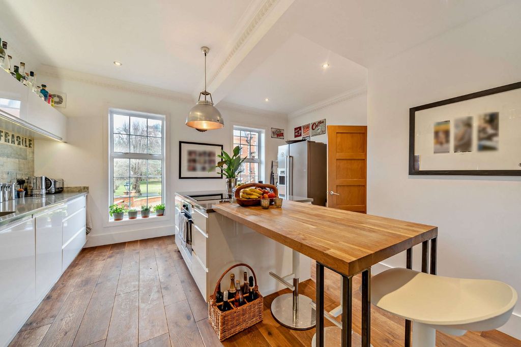 Property photo 2 of 19 Kitchen/Breakfast