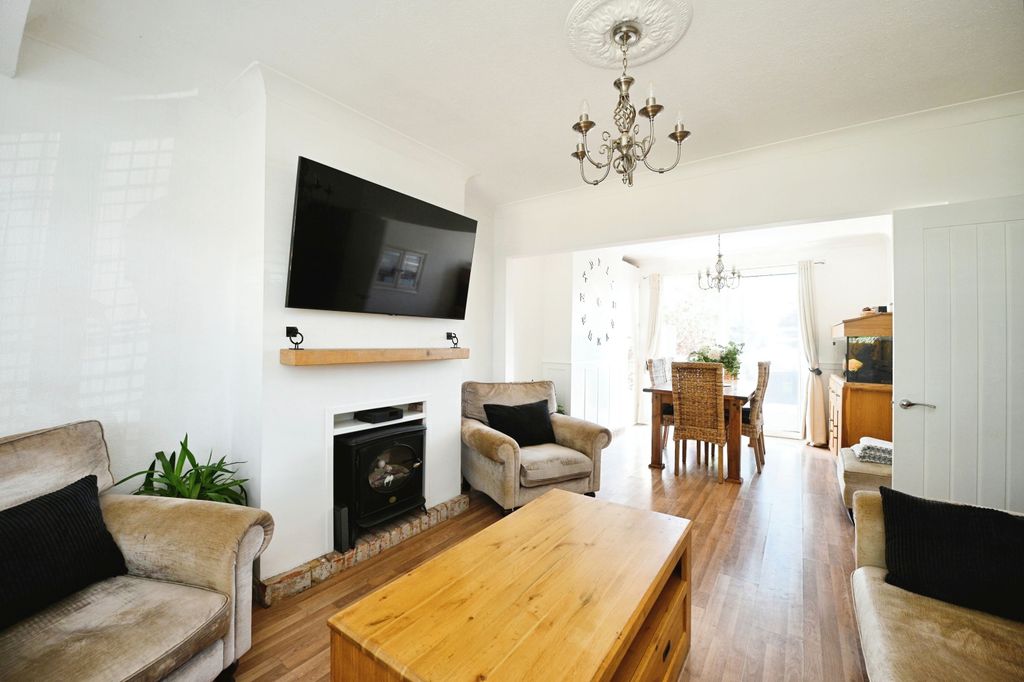Property photo 3 of 15 Through Lounge