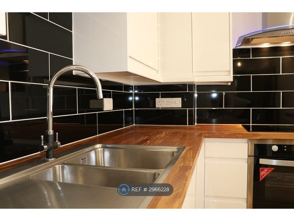Property photo 1 of 10 Kitchen