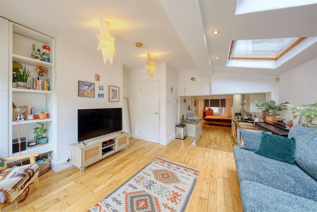 Property photo 2 of 18 Lower Ground Floor Flat