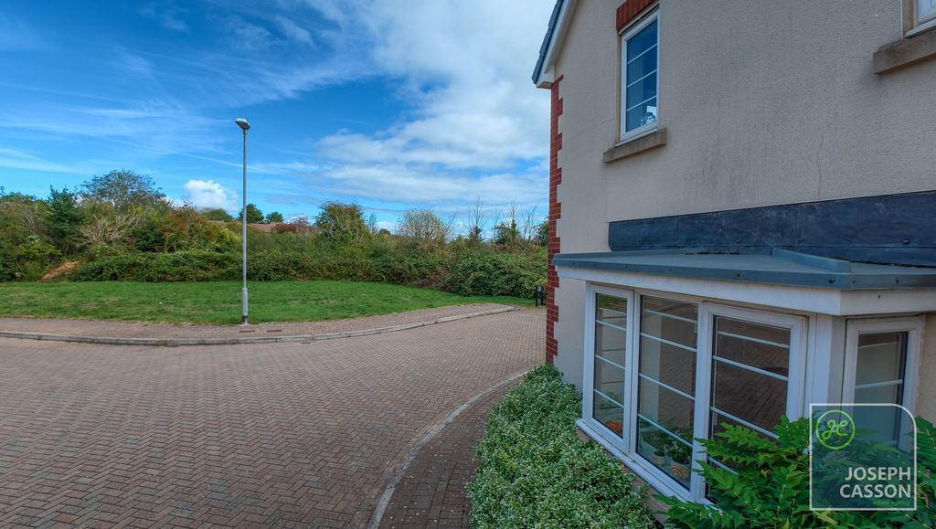 Property photo 2 of 21