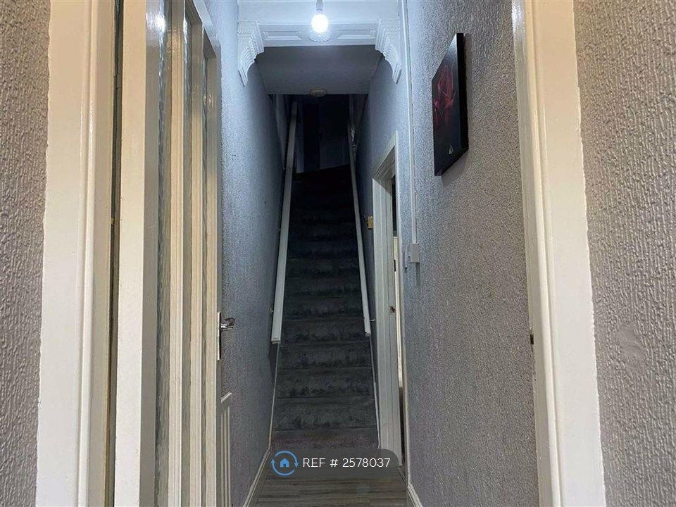 Property photo 2 of 15 Entrance Hall