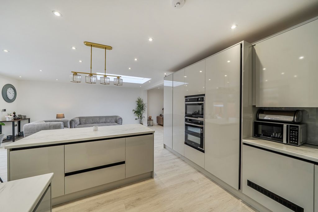 Property photo 3 of 22 1418168-8-699Ed11...