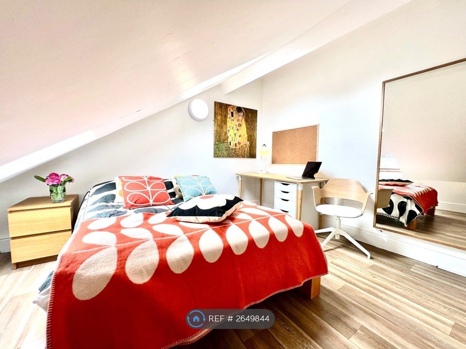 Property photo 3 of 12 Room 6 Gorgeous Attic Room