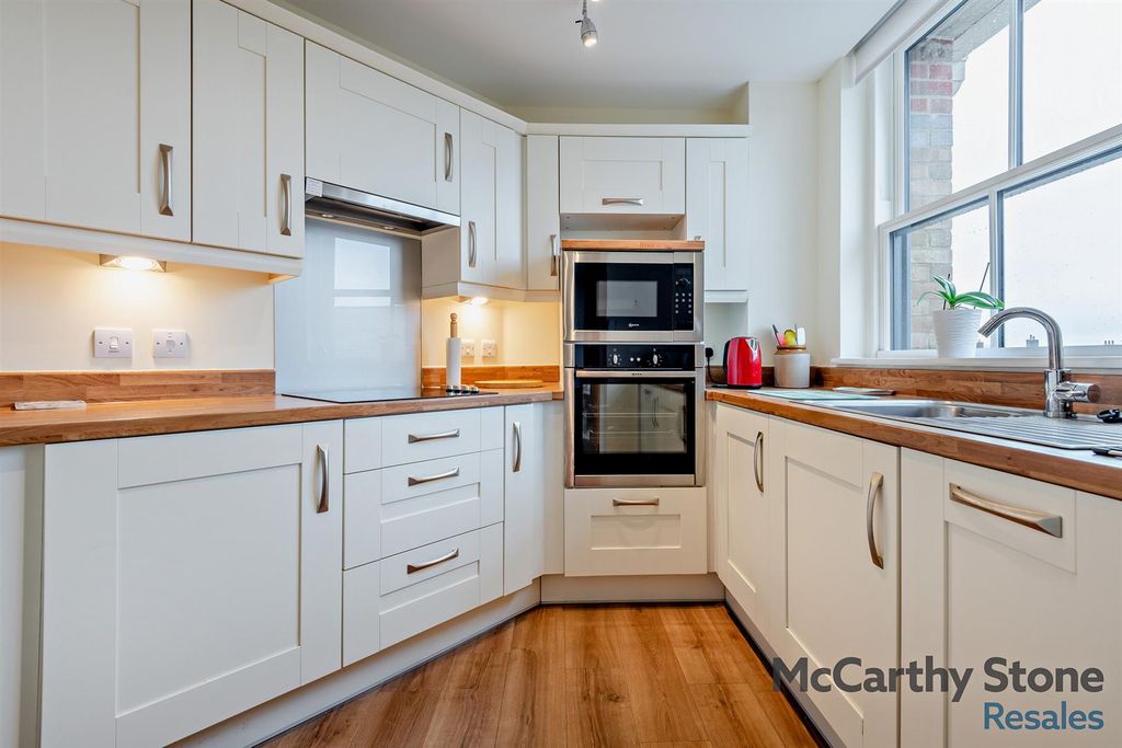 Property photo 3 of 19 Kitchen