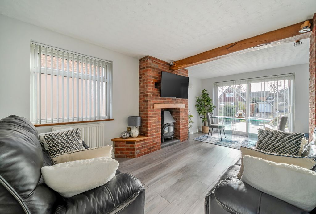 Property photo 2 of 13 1385956-13-6936c1...