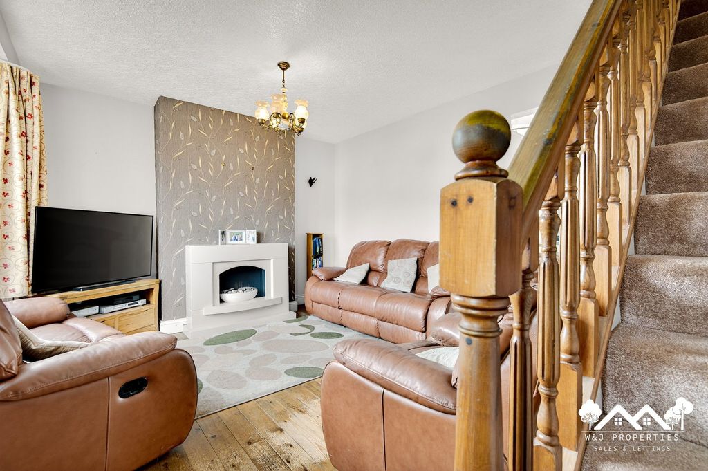 Property photo 2 of 32