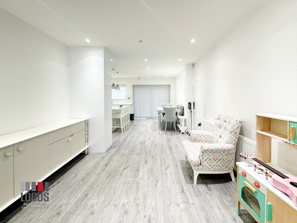 Property photo 3 of 9 Photo 8