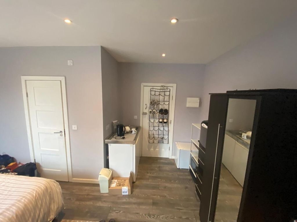Property photo 2 of 6 Bedroom