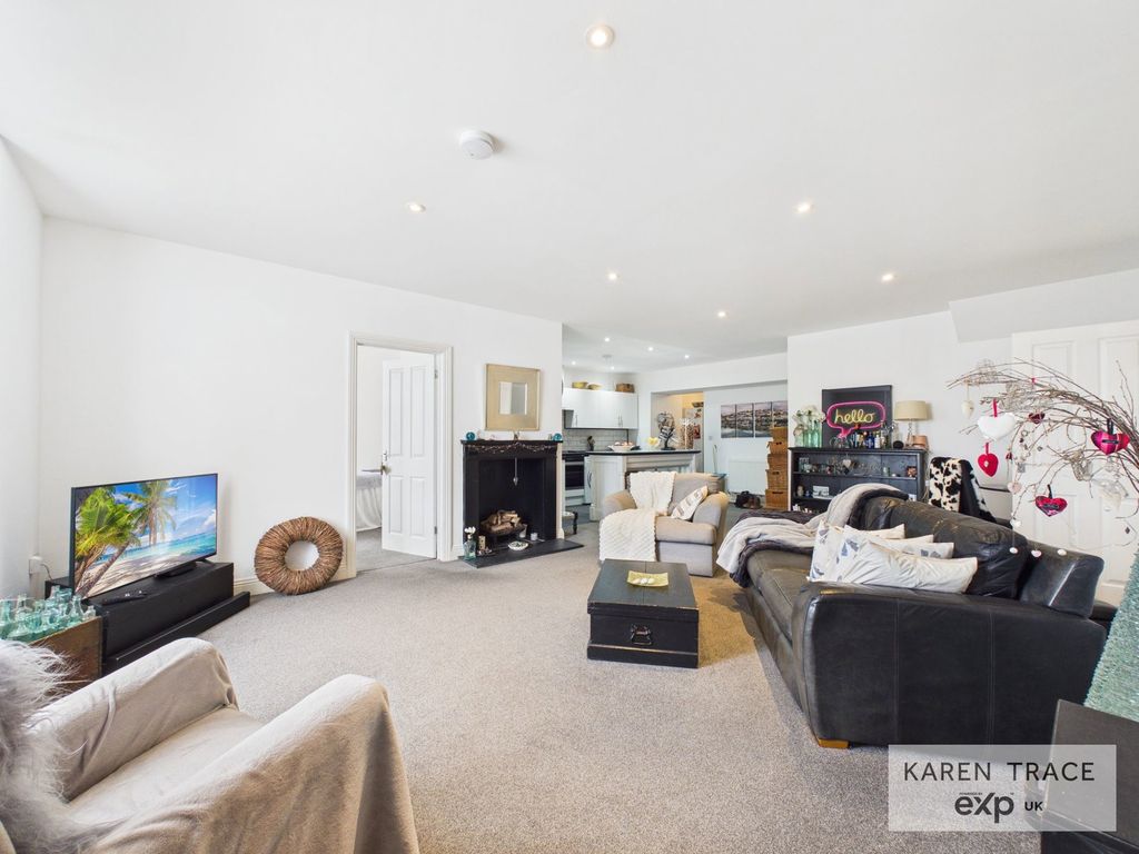 Property photo 2 of 21