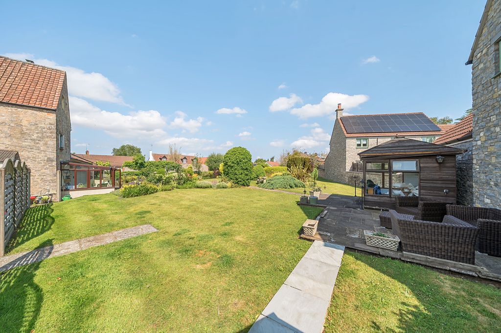 Property photo 2 of 23 Garden