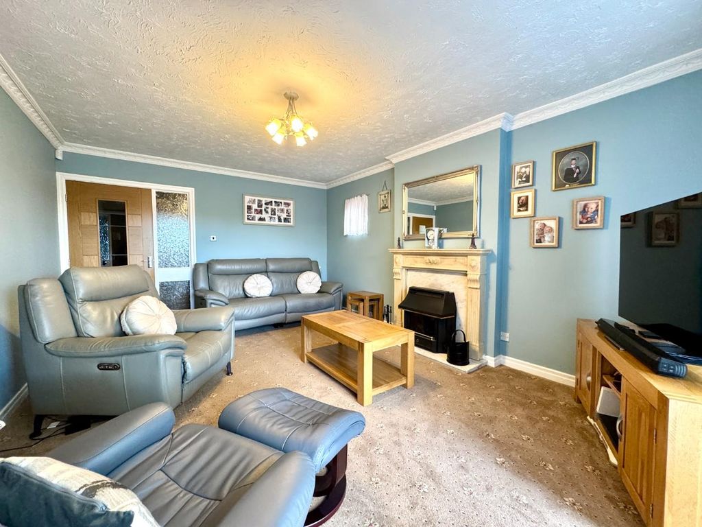 Property photo 2 of 18 Lounge