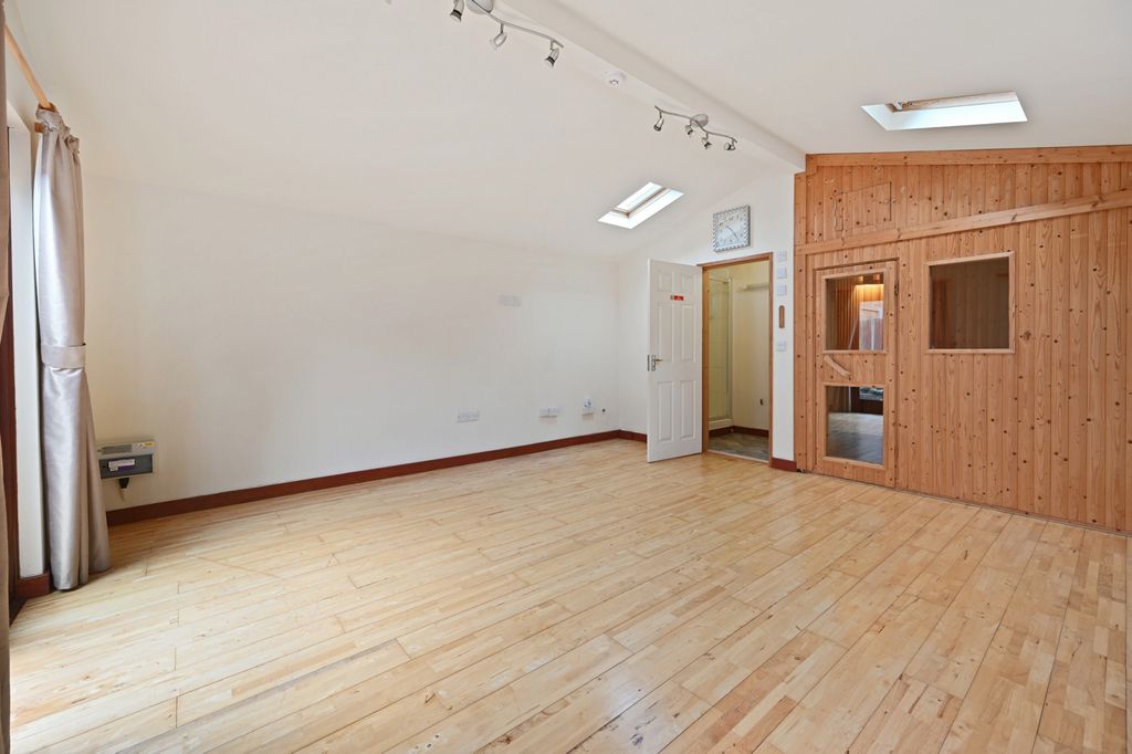 Property photo 3 of 10 Gallery