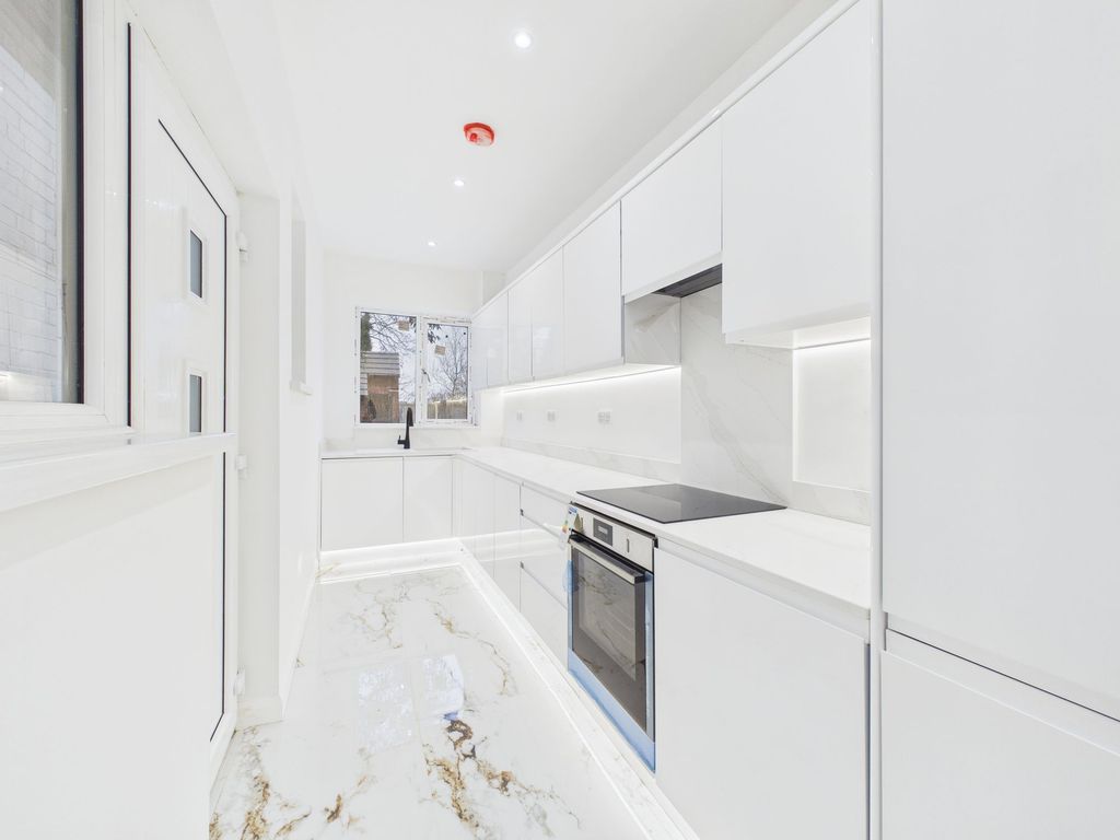 Property photo 3 of 19 Kitchen