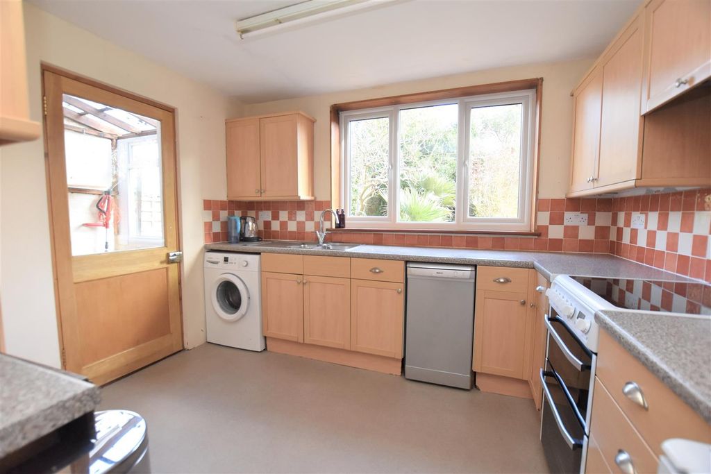 Property photo 2 of 11 67 Blenheim Road Kitchen March 2021 (4).Jpg