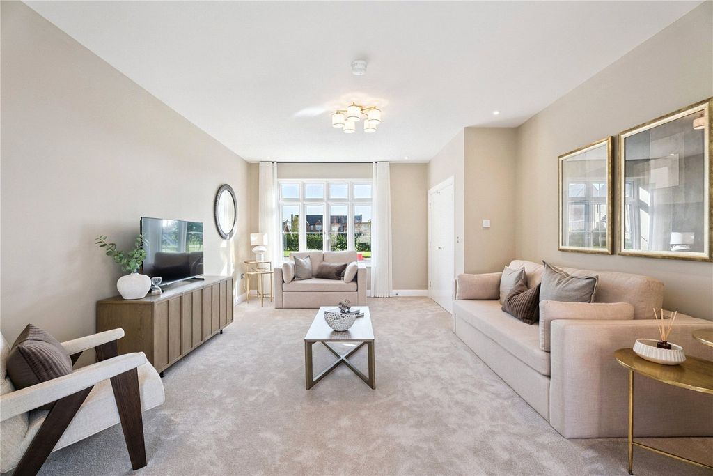 Property photo 3 of 18 Sitting Room