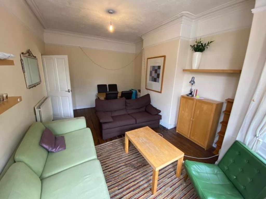 Property photo 2 of 7 A Bright And Welcoming Living Room With Comfortabl...