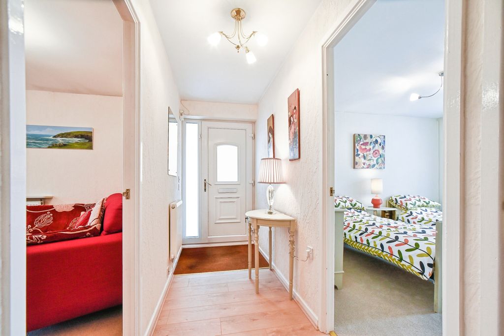 Property photo 3 of 18 Entrance Hall
