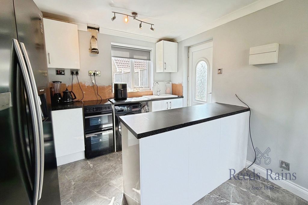 Property photo 3 of 14 Kitchen