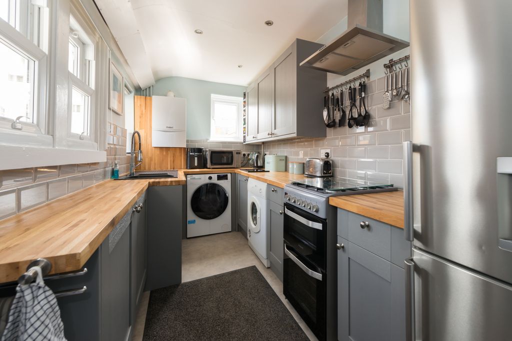 Property photo 3 of 19 Kitchen