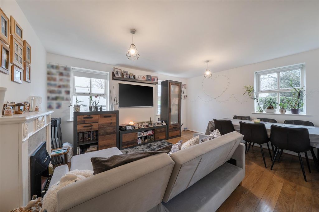 Property photo 3 of 11 Lounge.Jpg