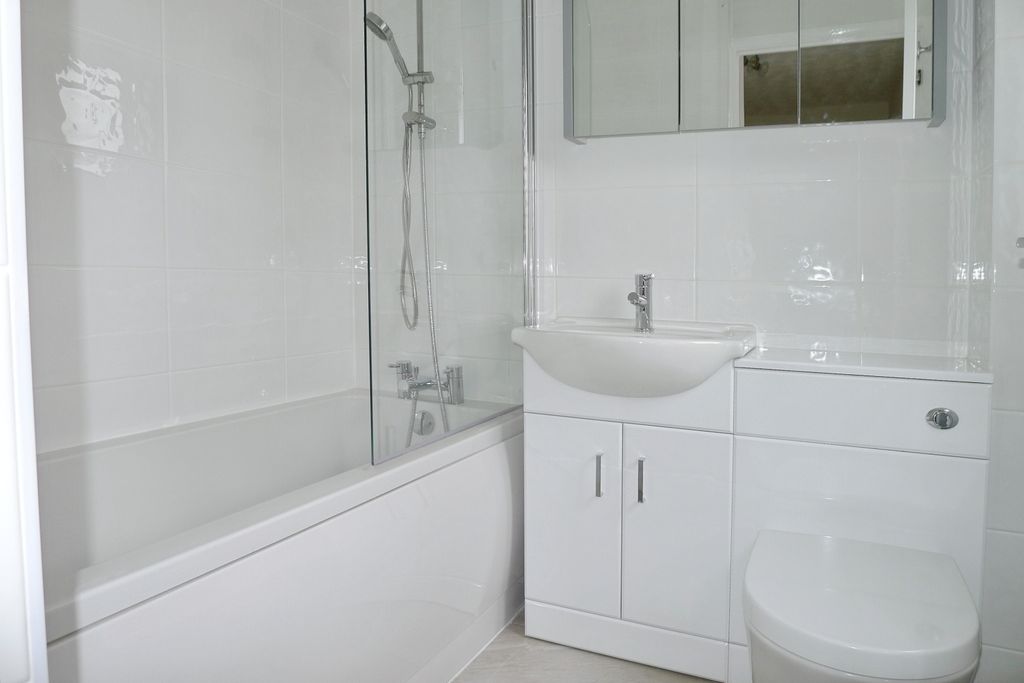 Property photo 1 of 9 Bathroom