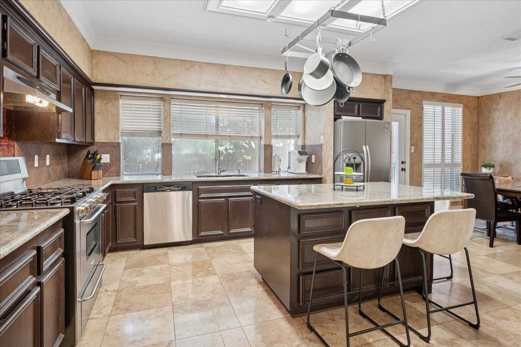 Property photo 1 of 25