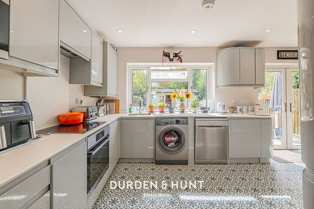 Property photo 2 of 33